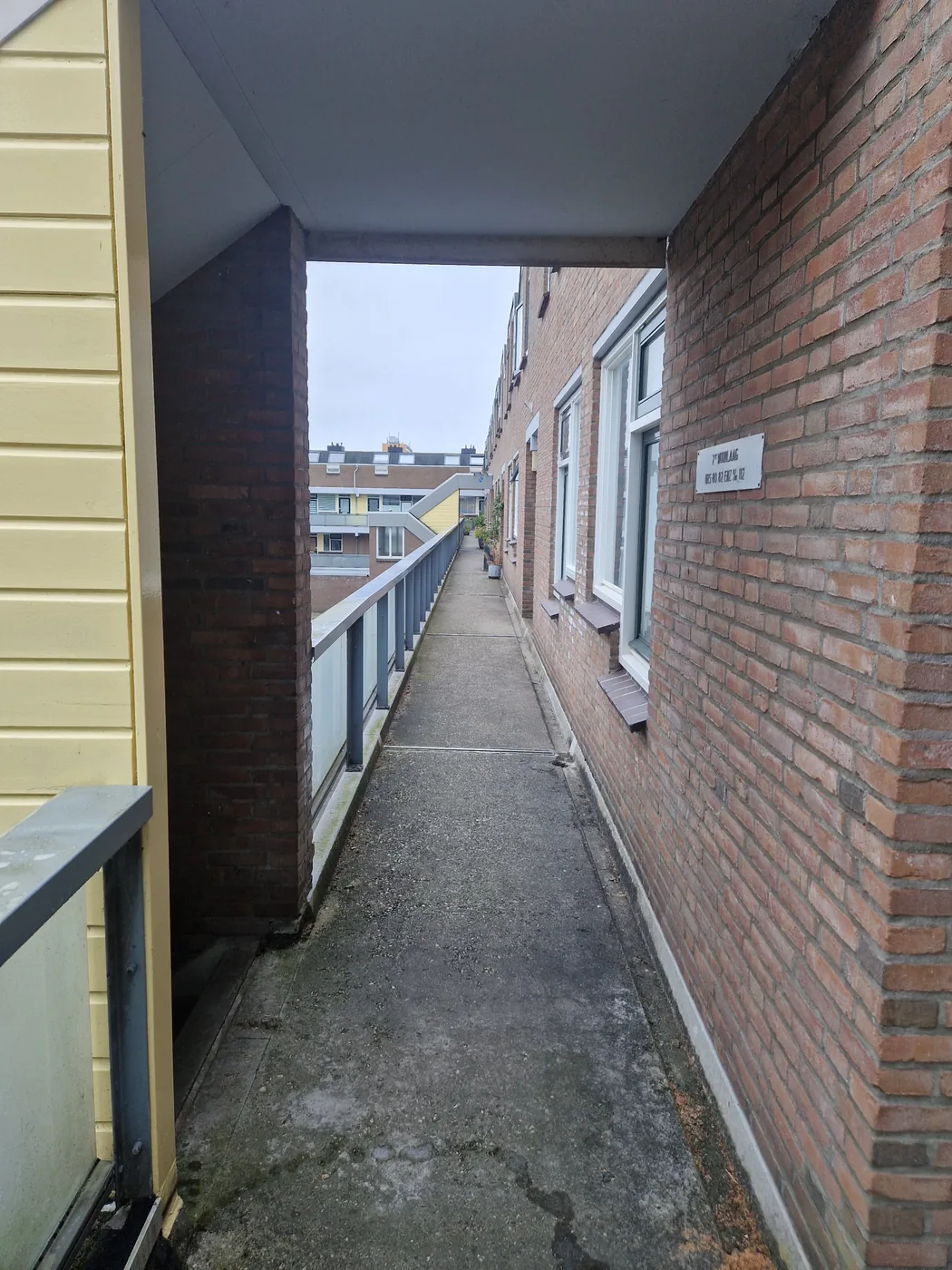 Galerijvloer van VvE Abcoudehoeve vóór de reiniging