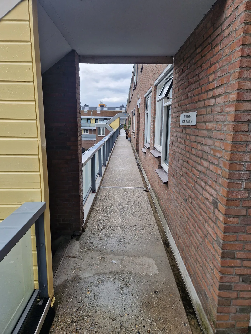 Gereinigde galerijvloer bij VvE Abcoudehoeve in Vlaardingen.