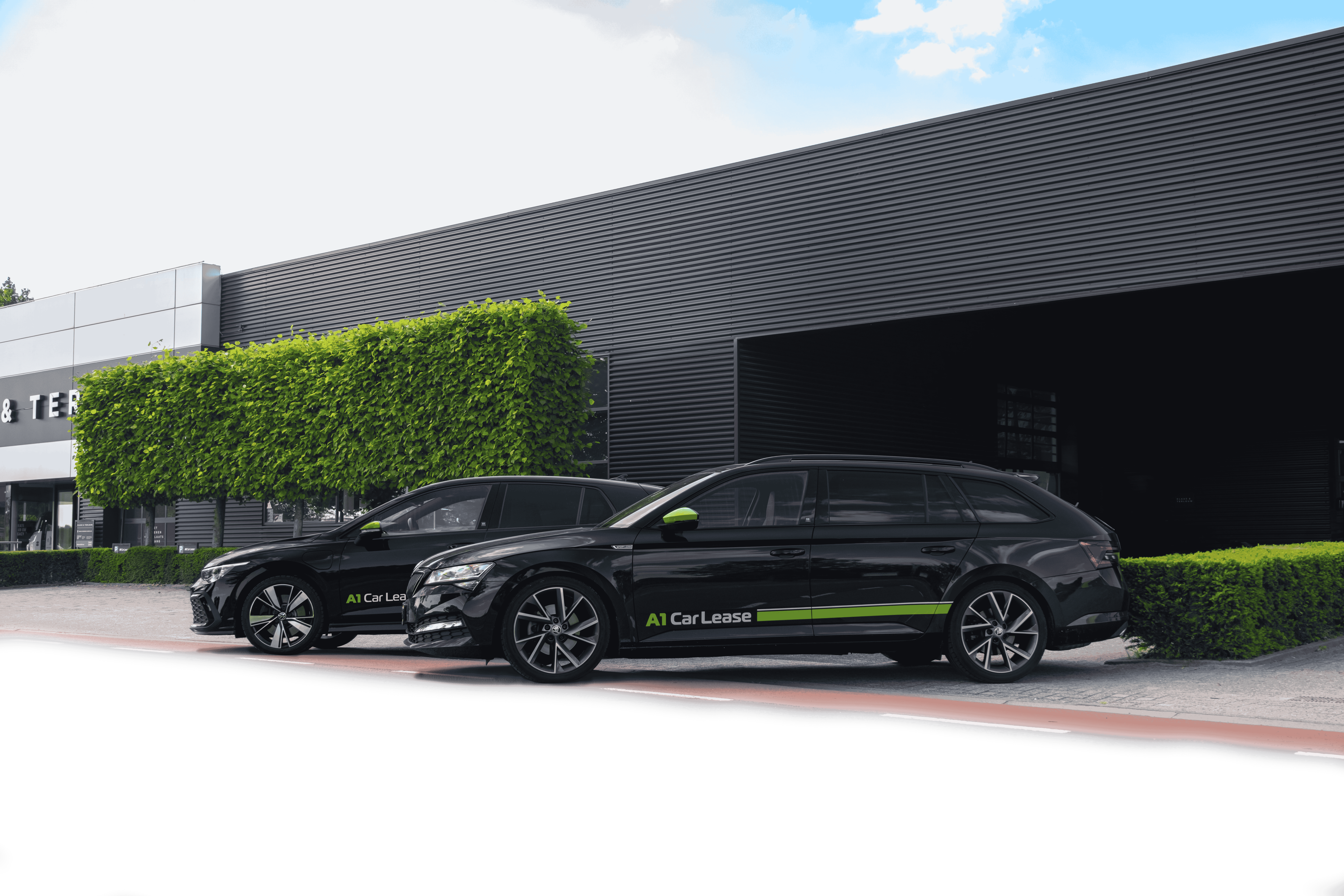 Vestiging van A1 Car Lease met auto's voor het pand