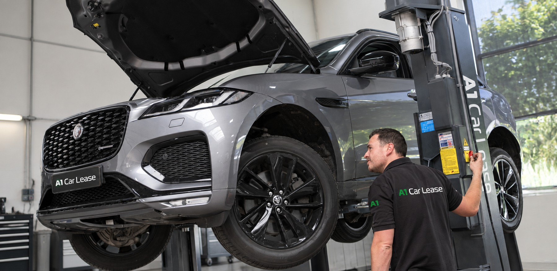 Onderhoud aan een leaseauto in de werkplaats