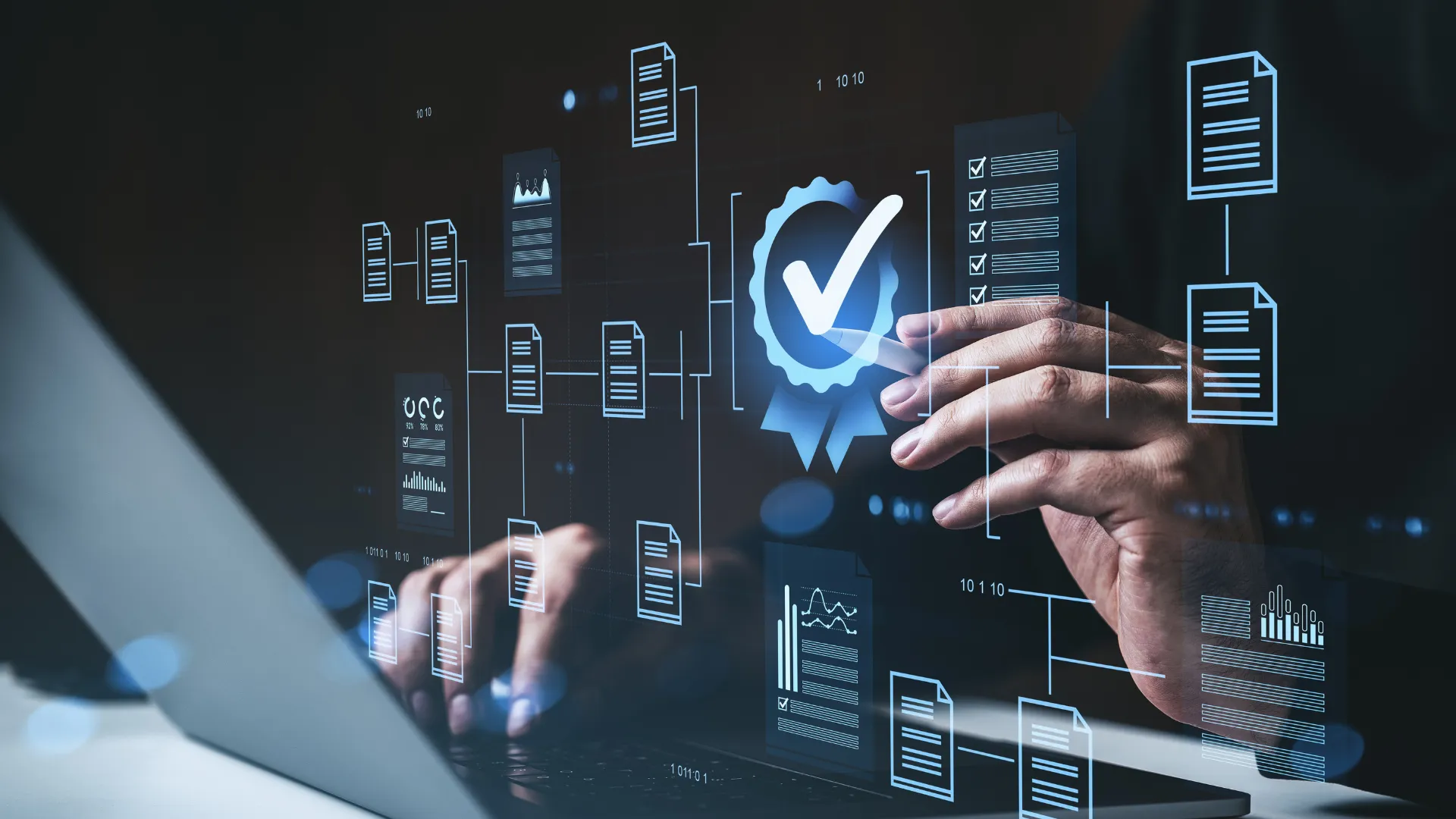 Imagem de uma pessoa utilizando um notebook enquanto interage com uma interface digital que exibe documentos, fluxos de informação e um selo de aprovação. A composição remete à gestão de processos, automação, conformidade e controle de dados em sistemas empresariais, como ERPs e plataformas de gestão corporativa.