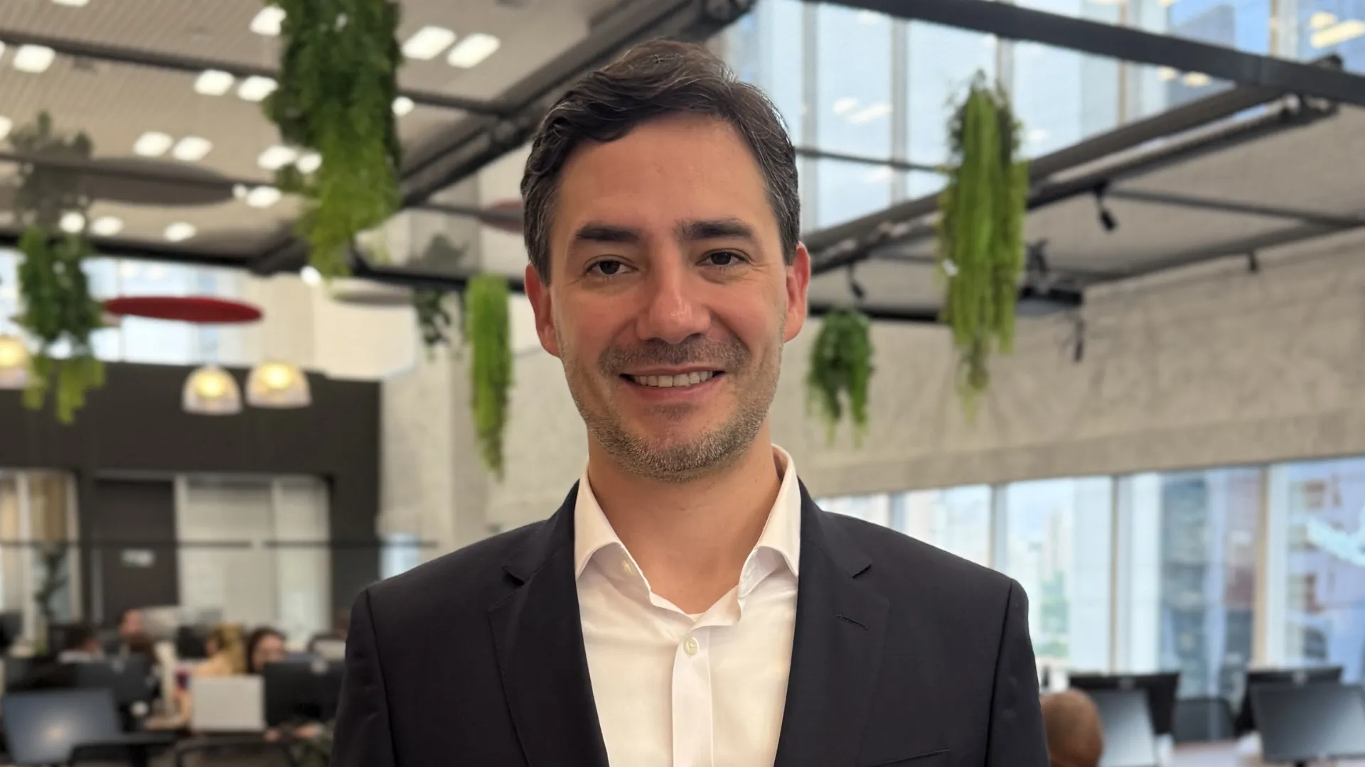 Entrevista executiva com Lucas Vanzin sobre o mercado de data centers e conectividade na América Latina