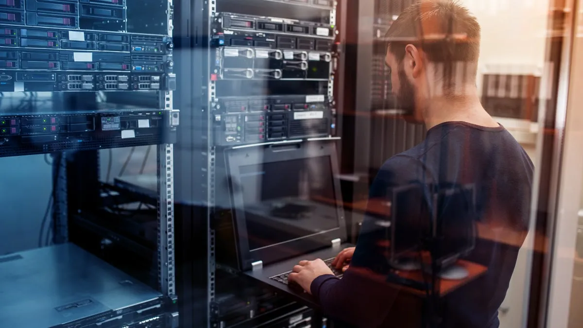 Infraestrutura do data center da EVEO em Miami marcando a expansão internacional da empresa nos Estados Unidos