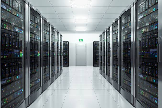 Corredor de um data center com diversos servidores dedicados.