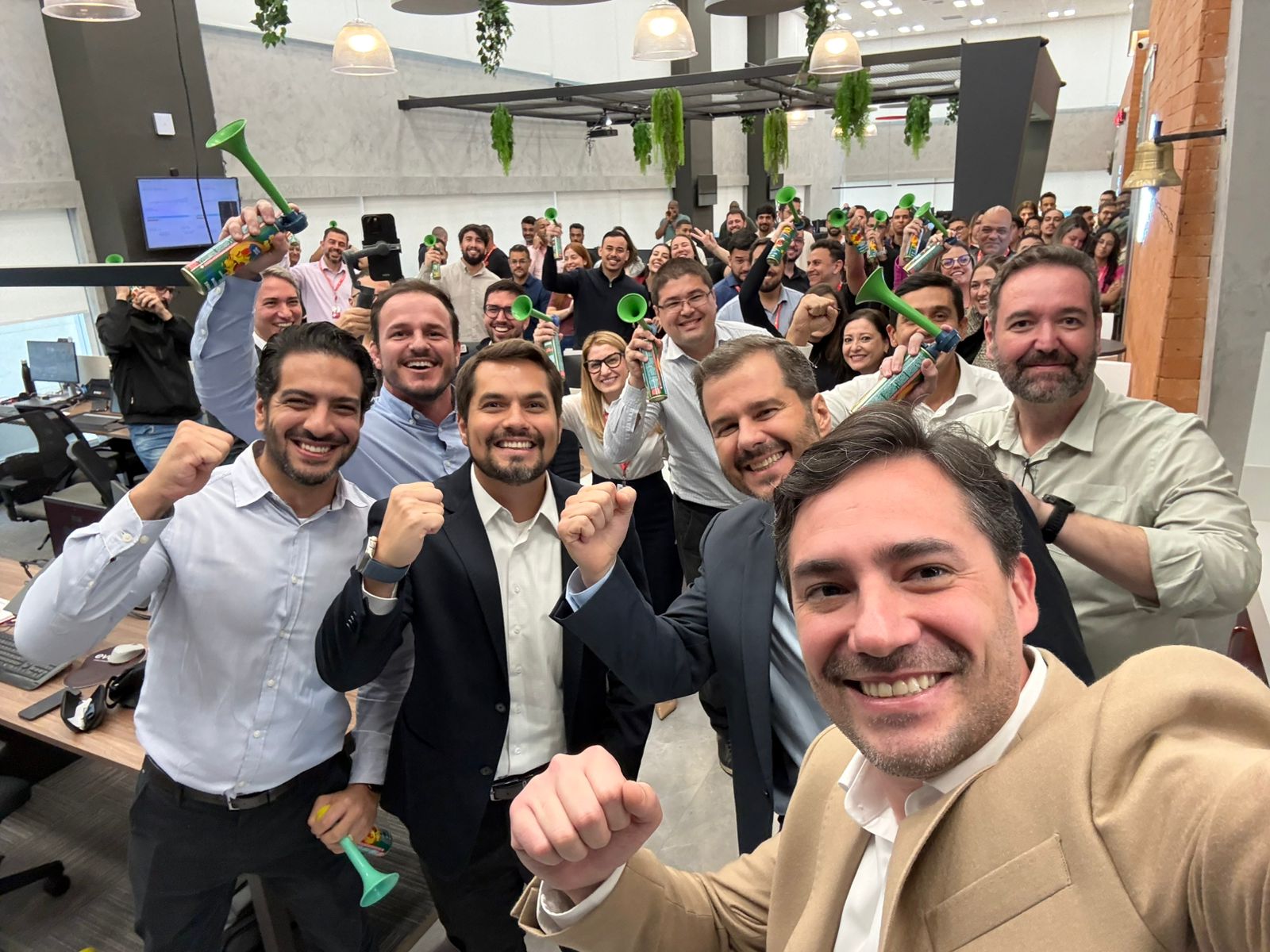 Time da EVEO comemorando aporte de R$ 100 milhões da XP Asset