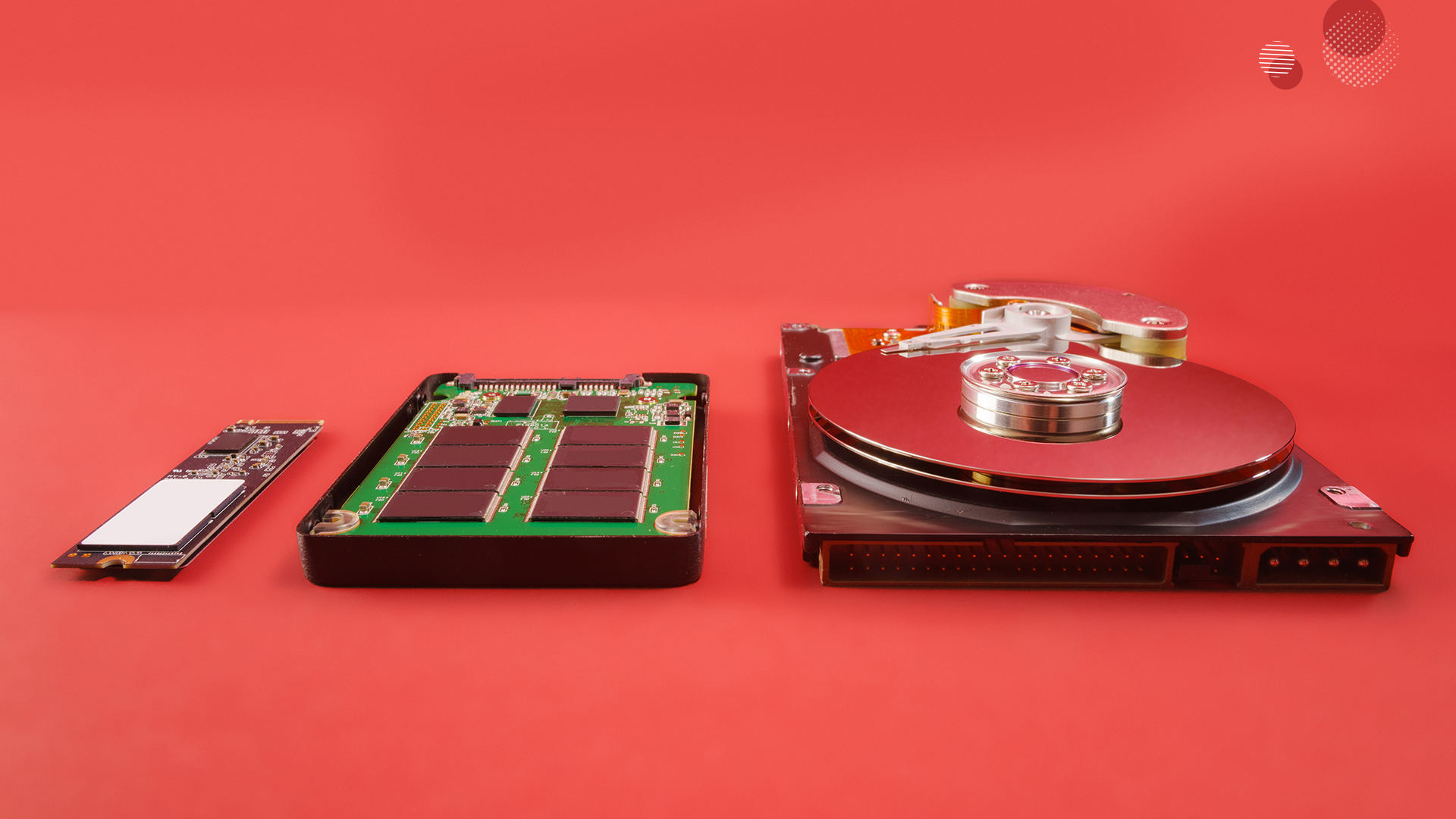 Imagem comparativa de diferentes tecnologias de armazenamento: NVMe, SSD e HD. À esquerda, uma unidade NVMe compacta e de alto desempenho; ao centro, um SSD com chips de memória flash; à direita, um HD tradicional com discos magnéticos, destacando as diferenças físicas e de design entre as opções de armazenamento.