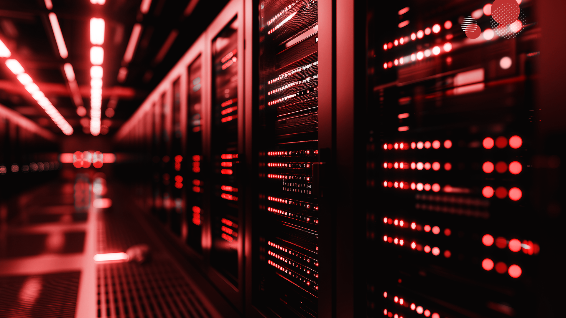 Dois técnicos em TI, vestidos com camisas e bonés vermelhos, trabalham atentamente em frente a racks de servidores em um ambiente de data center. Eles monitoram ativamente os processos no laptop e em uma tela adicional, focados na migração eficiente para servidores cloud, destacando a complexidade e a importância desta operação para a modernização de infraestruturas de TI.