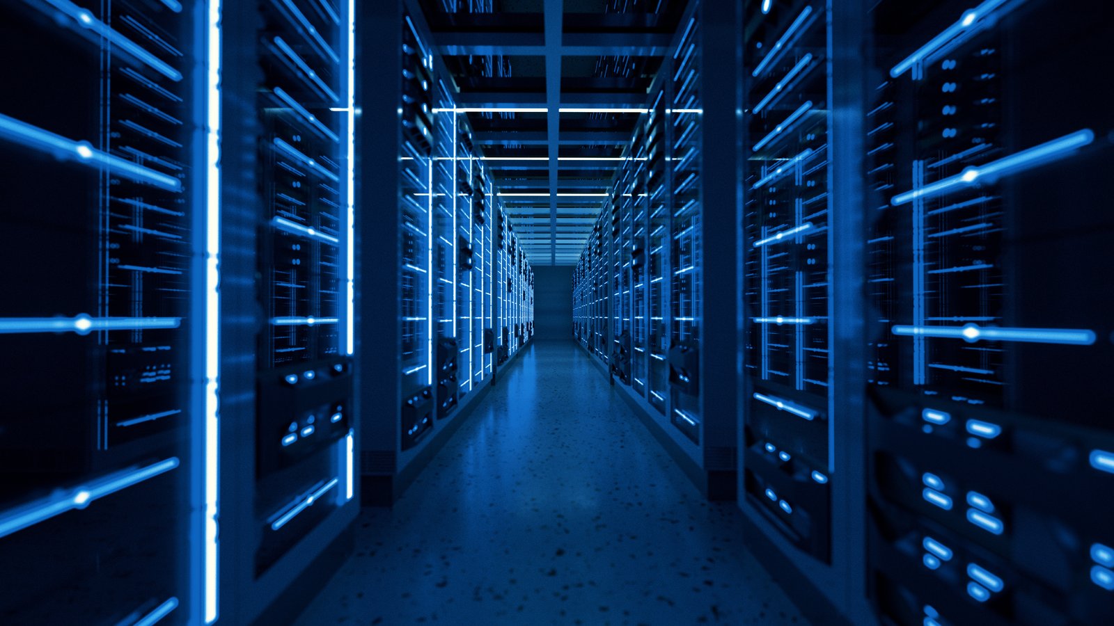 A imagem mostra o interior de um grande data center, com um corredor estreito ladeado por fileiras de servidores. As paredes são formadas por racks altos, repletos de equipamentos e painéis iluminados por luzes azuis, criando um ambiente tecnológico e futurista. Os LEDs e indicadores em cada servidor brilham intensamente, sugerindo alta atividade dos sistemas. O piso é limpo e refletivo, e a perspectiva em profundidade destaca a simetria e a organização do espaço. A cena transmite sensação de alta performance, segurança e operação constante — típica de infraestruturas de computação avançada.
