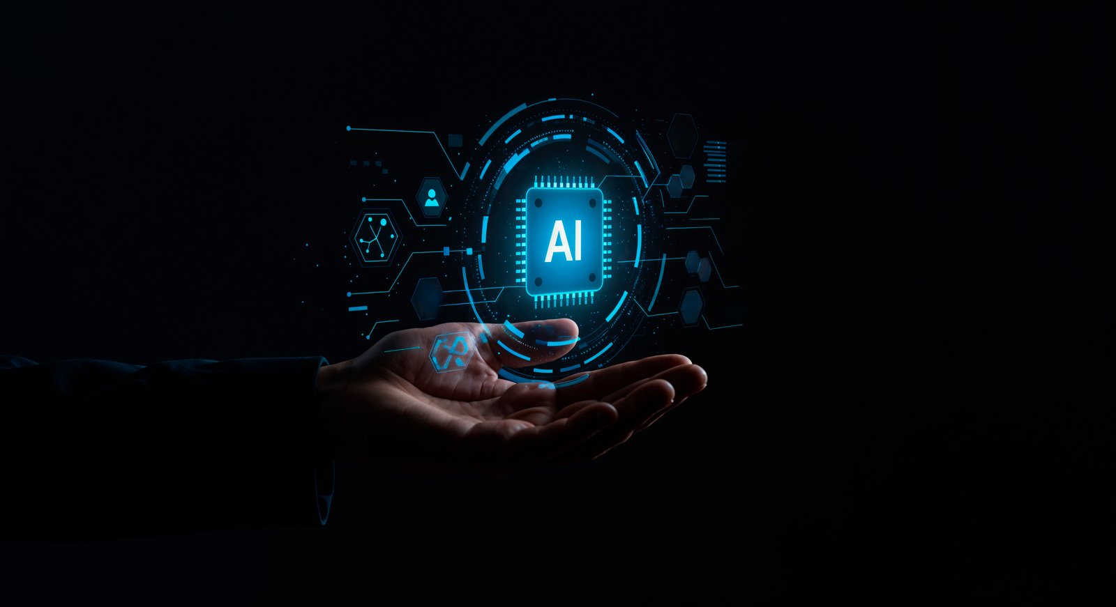 Mão humana segurando um holograma digital de um chip de Inteligência Artificial com elementos gráficos e conexões em tons de azul sobre fundo escuro.
