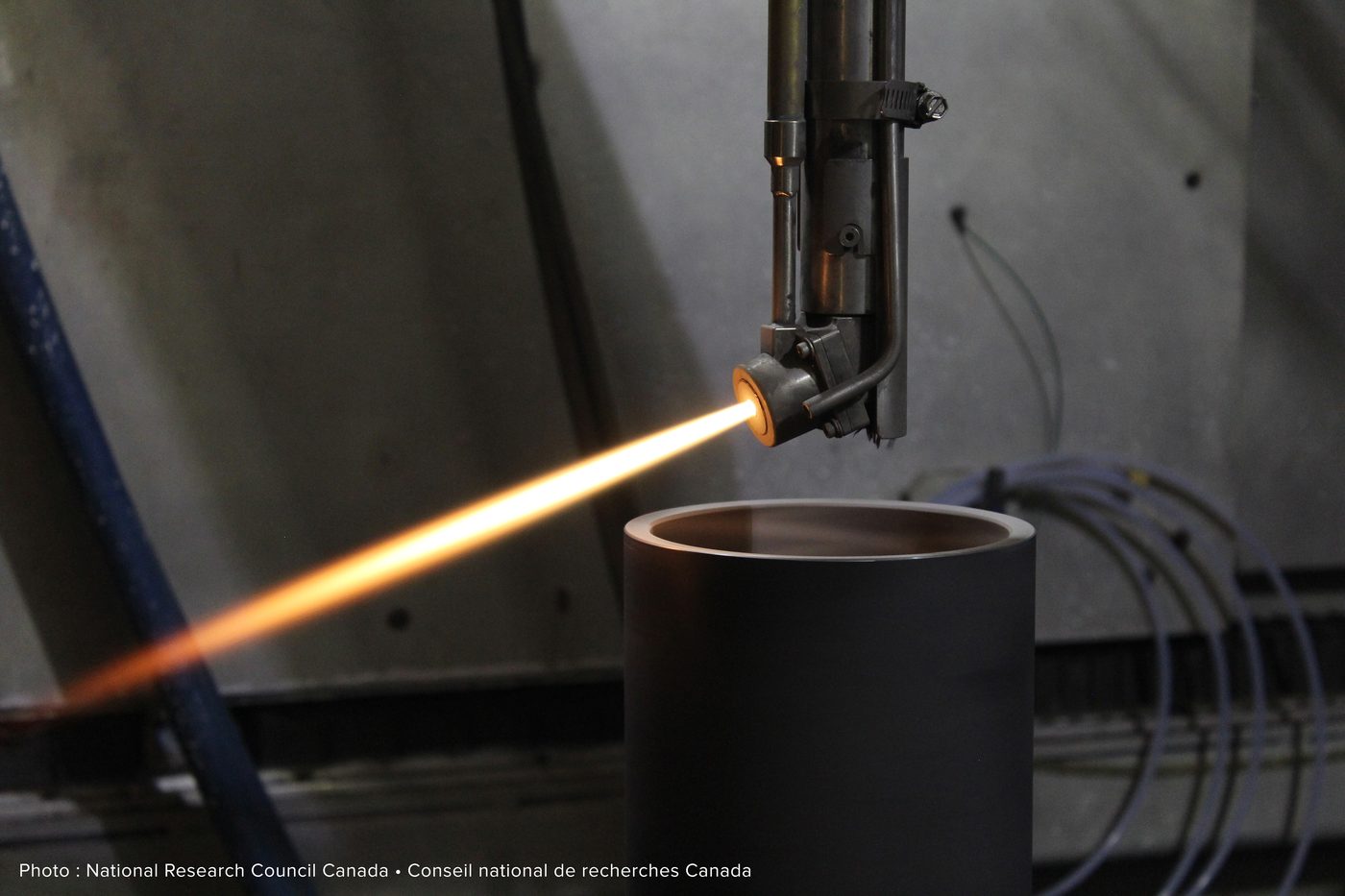 Mini-HVOF torch over a cylinder