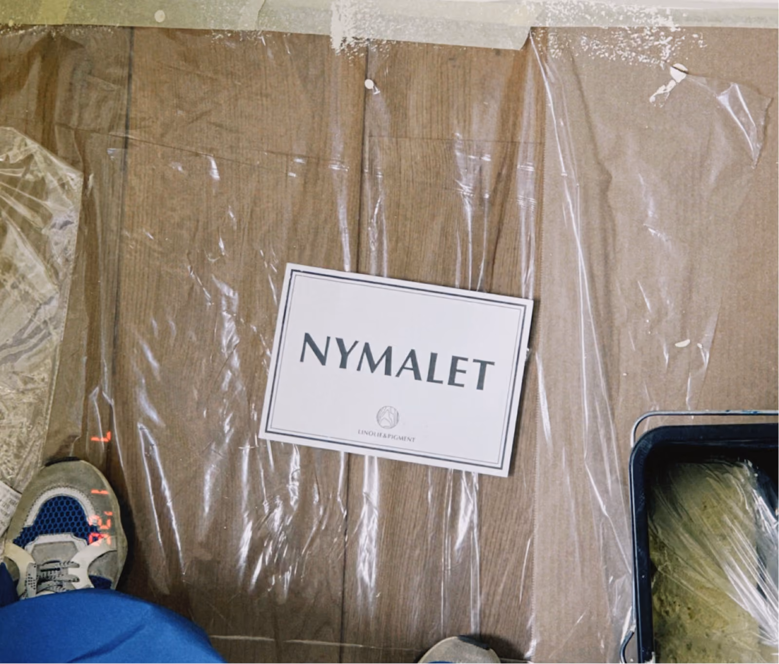 Nymalet-skilt på en indpakket messestand