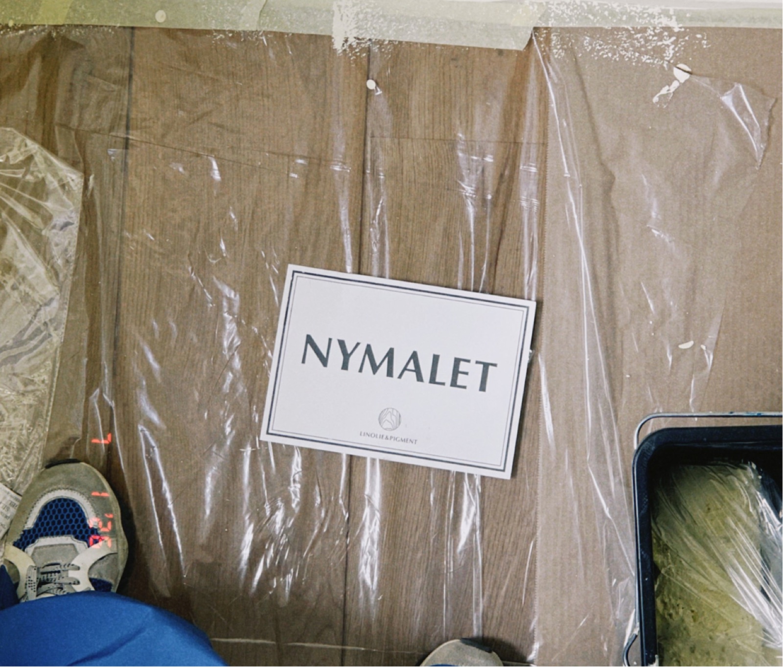 Nymalet-skilt på en indpakket messestand