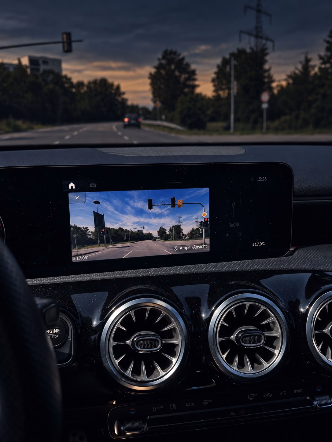 Mittel-Display im Auto zeigt das Live-Bild der Kamera hinter der Frontscheibe mit Ampelansicht