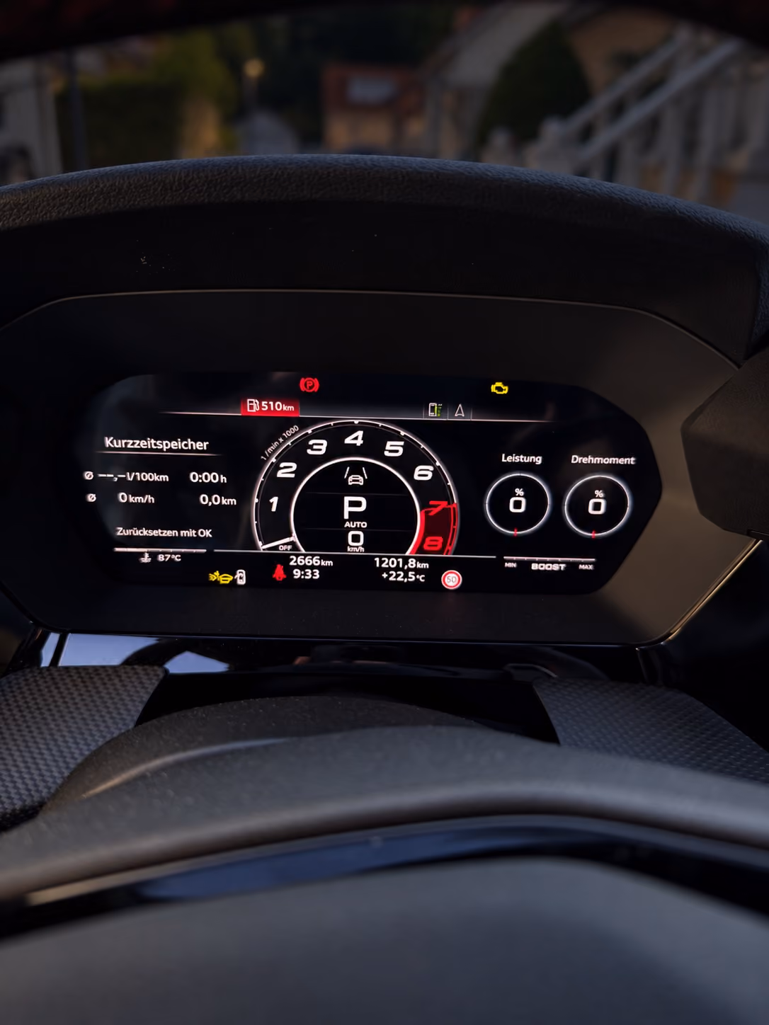 Digitales Cockpit eines Audi mit leuchtender gelber Motorkontrollleuchte, vor der Kalibrierung lesen wir den Fehlerspeicher aus