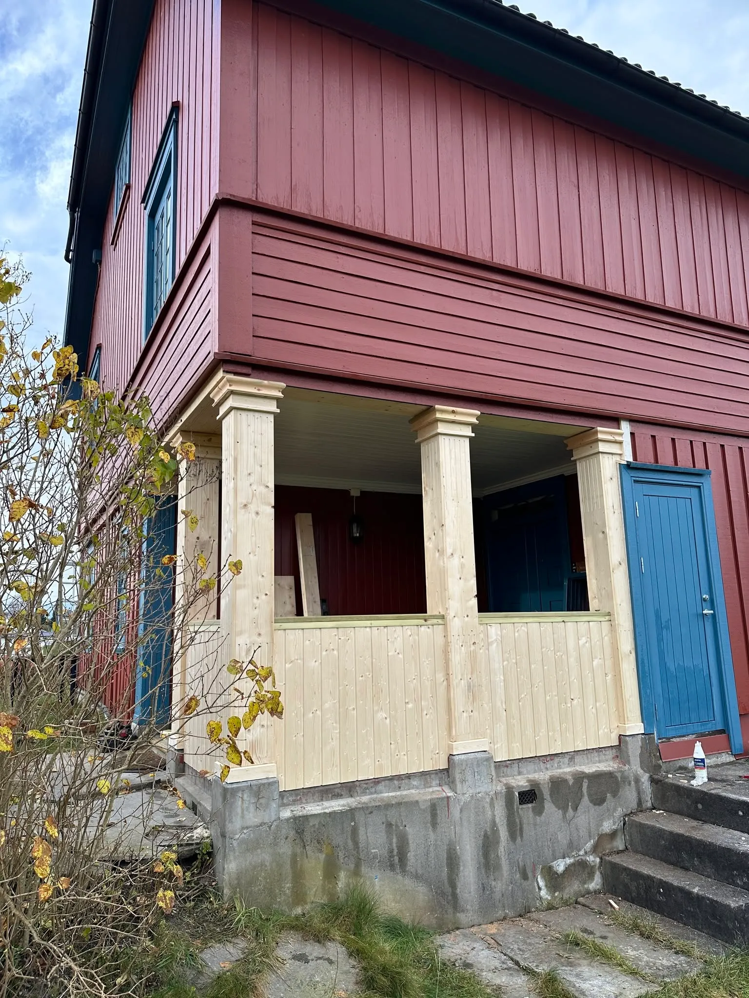 Rødt hus med nytt inngangsparti og søyler
