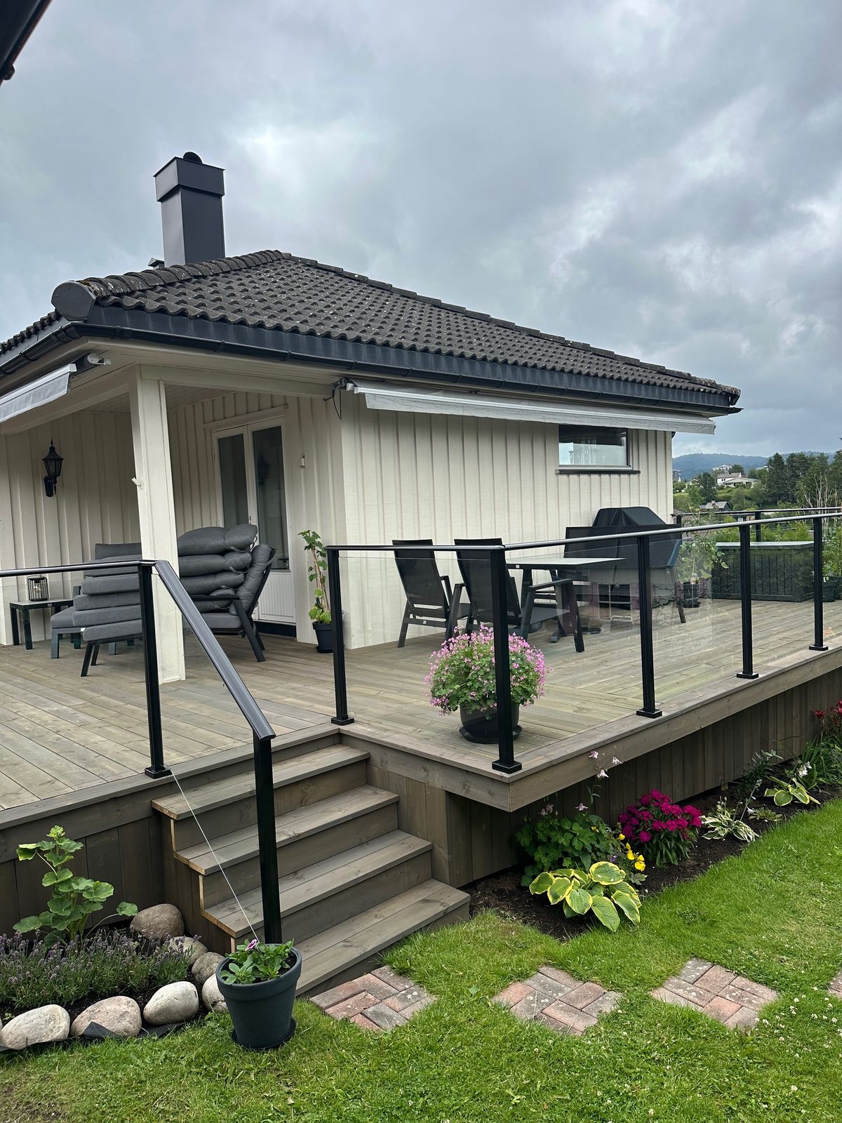 Ny terrasse med trapp og glassrekkverk