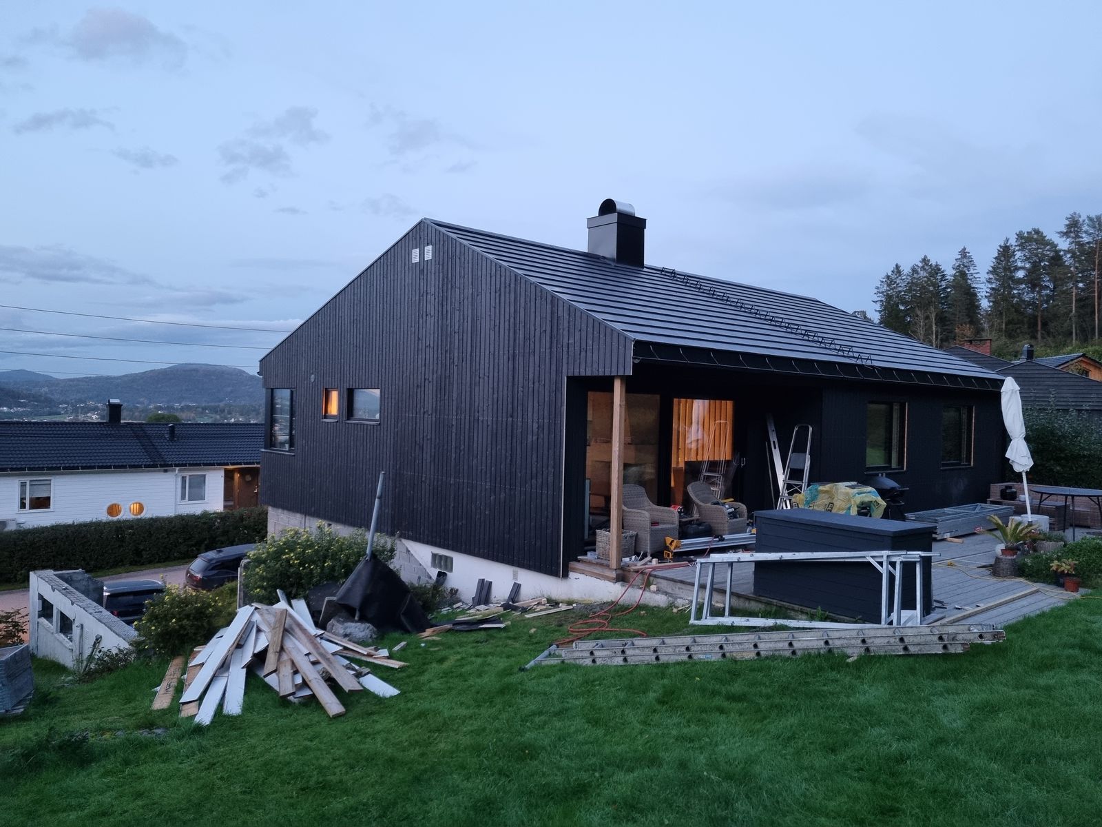 Bolig med mørk kledning og nylagt sort tak