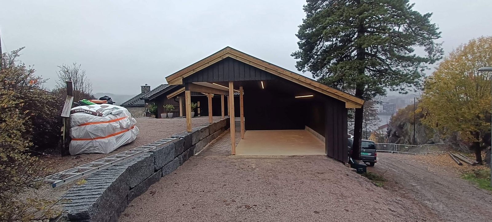 Ny carport i tre med saltak