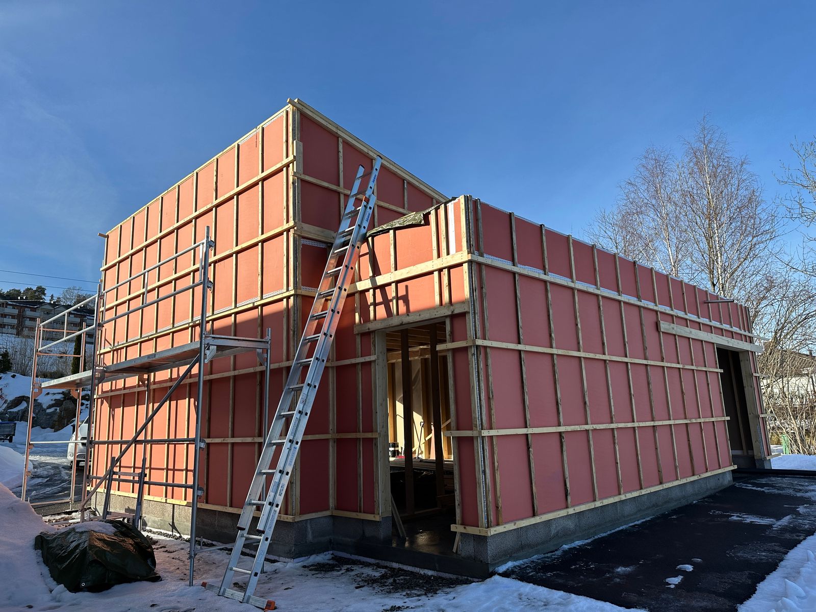 Garasje under oppføring, med vindsperre og lekter på veggene