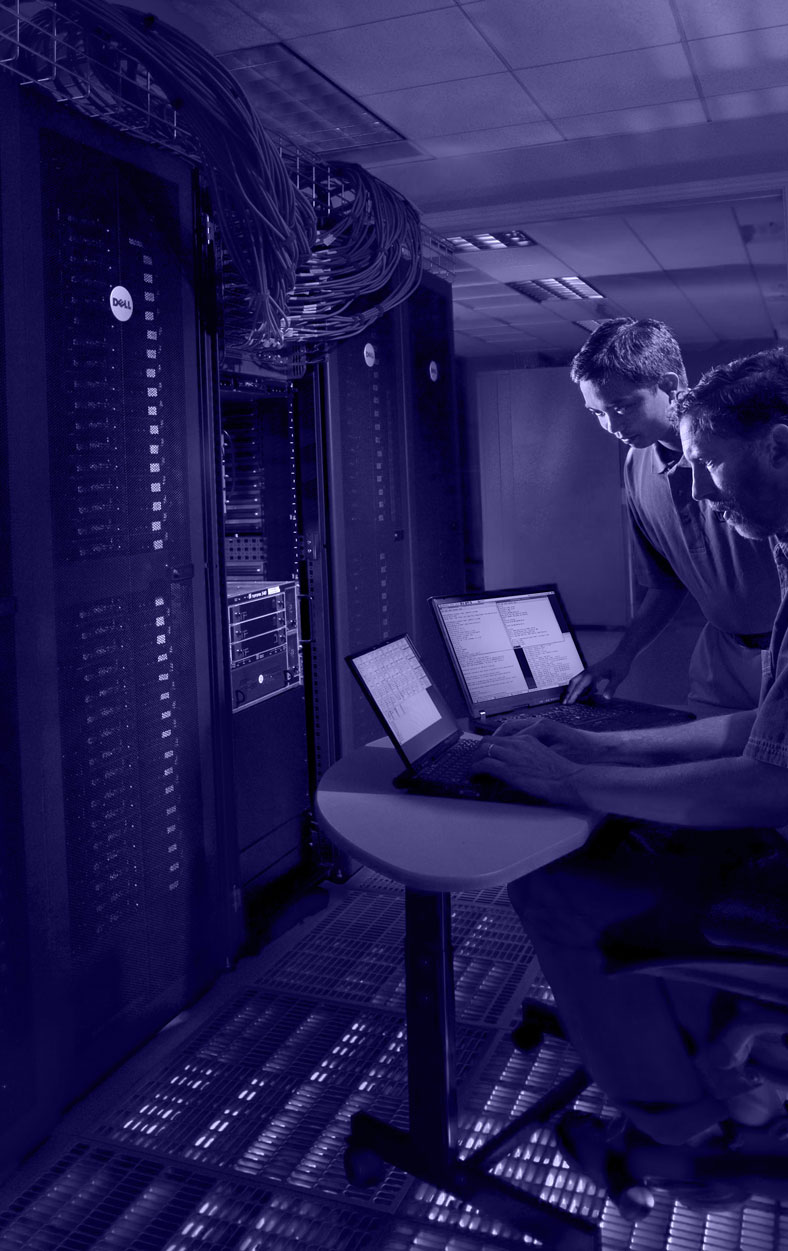 Techniciens en salle serveur