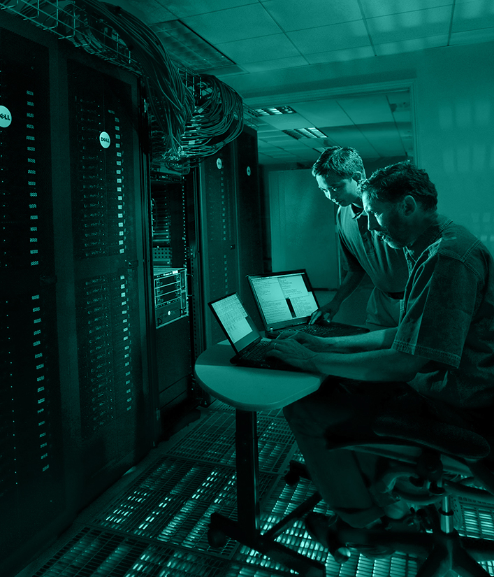 Techniciens en salle serveur