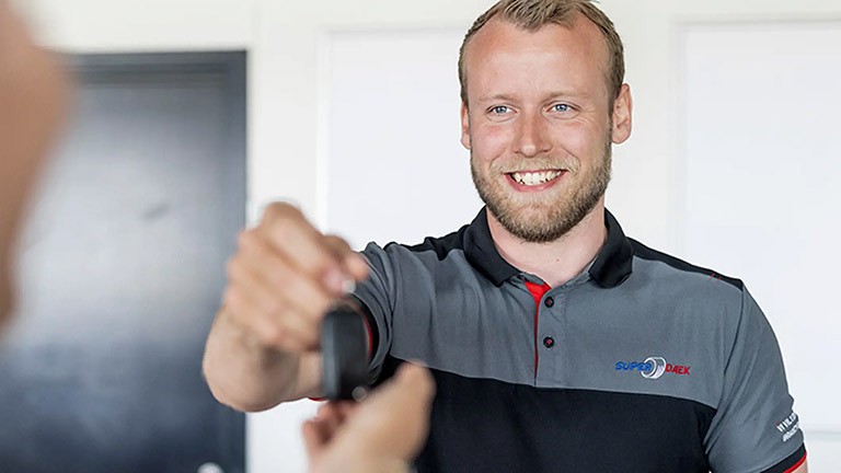 Super Dæk Service employee