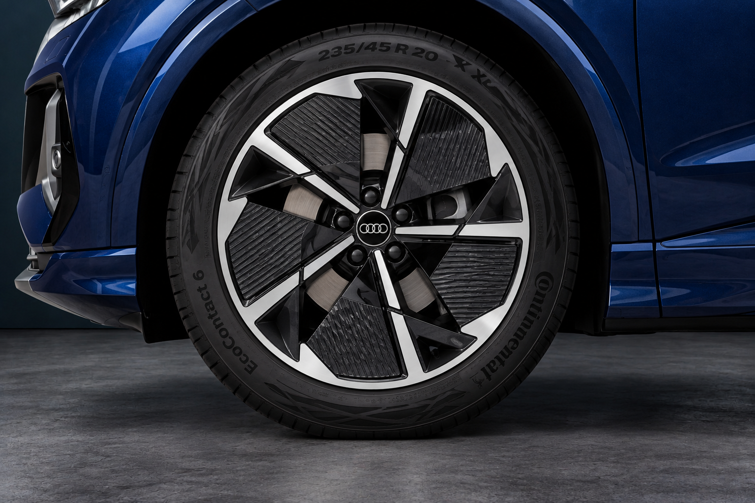 Audi Q4 e-tron 45 quattro S edition Competition Navarrablauw metallic – velgdetail – AI-catalogusbeeld