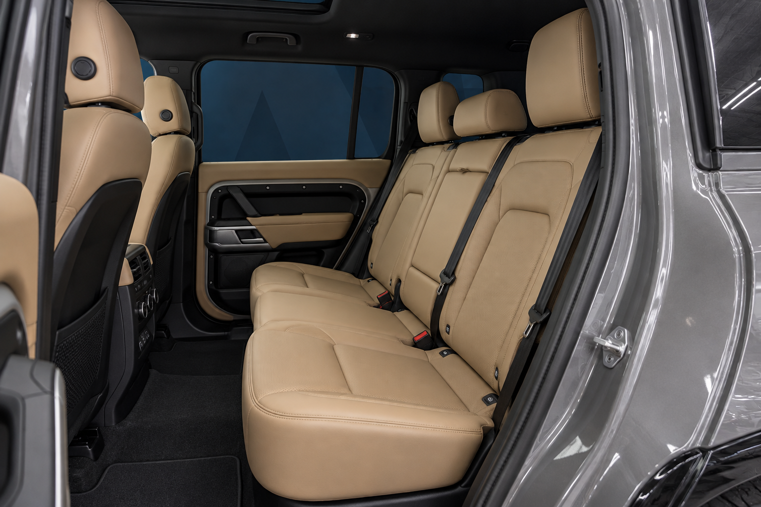 Land Rover Defender 110 P300e X-Dynamic HSE Borasco Grey – achterbank – AI-bewerkte impressie