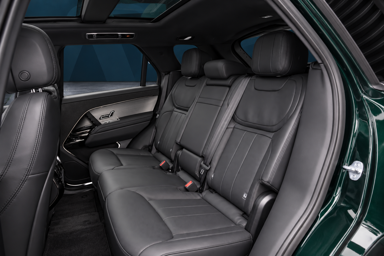 Range Rover Sport P460e Dynamic SE British Racing Green – achterbank – AI-bewerkte impressie