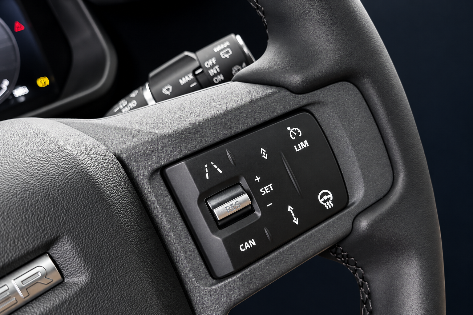 Land Rover Defender 110 P300e X-Dynamic HSE Borasco Grey – detail stuur – AI-bewerkte impressie