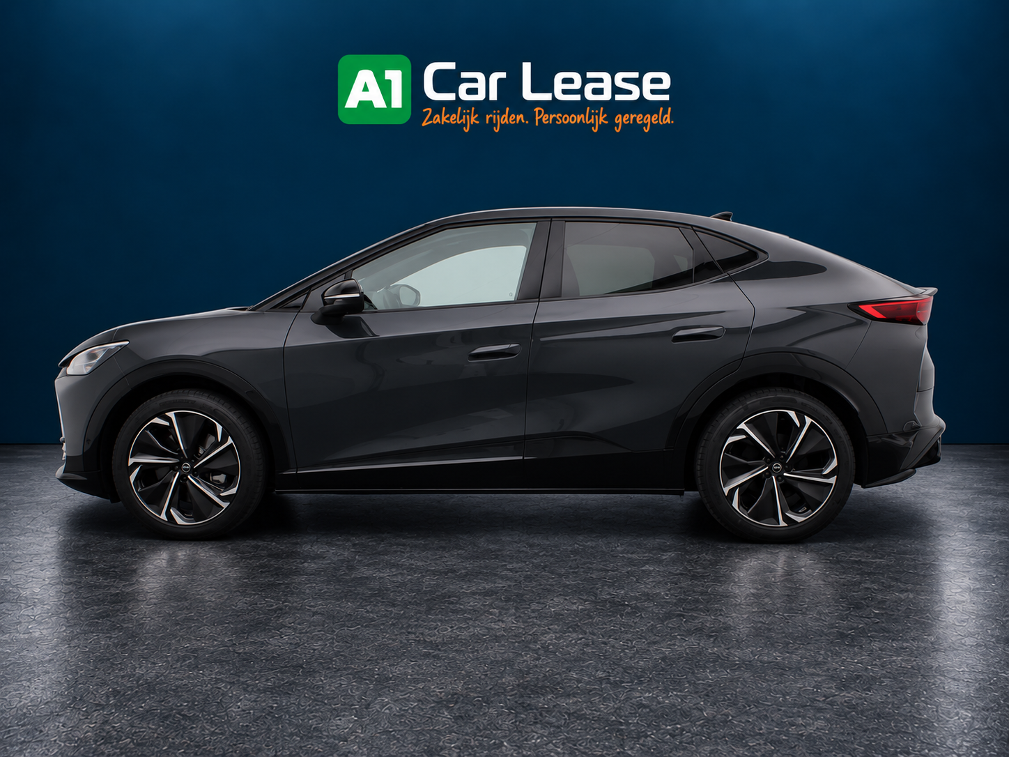 CUPRA Tavascan Business Basalt Grey, linksvoor in donkere A1-studio. Buitenbeelden digitaal bewerkt; rechterzijaanzicht is een gereconstrueerde impressie. Interieurbeelden uit de afzonderlijke Cars24-advertentie 56762528, gecontroleerd op 15 oktober 2026.