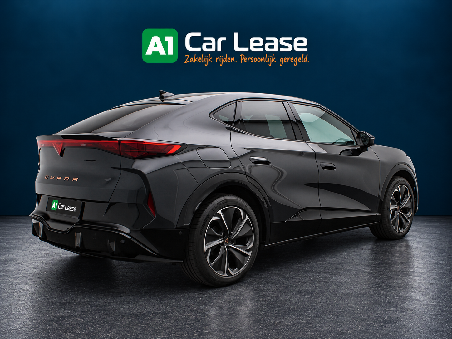 CUPRA Tavascan Business Basalt Grey, linksvoor in donkere A1-studio. Buitenbeelden digitaal bewerkt; rechterzijaanzicht is een gereconstrueerde impressie. Interieurbeelden uit de afzonderlijke Cars24-advertentie 56762528, gecontroleerd op 15 oktober 2026.