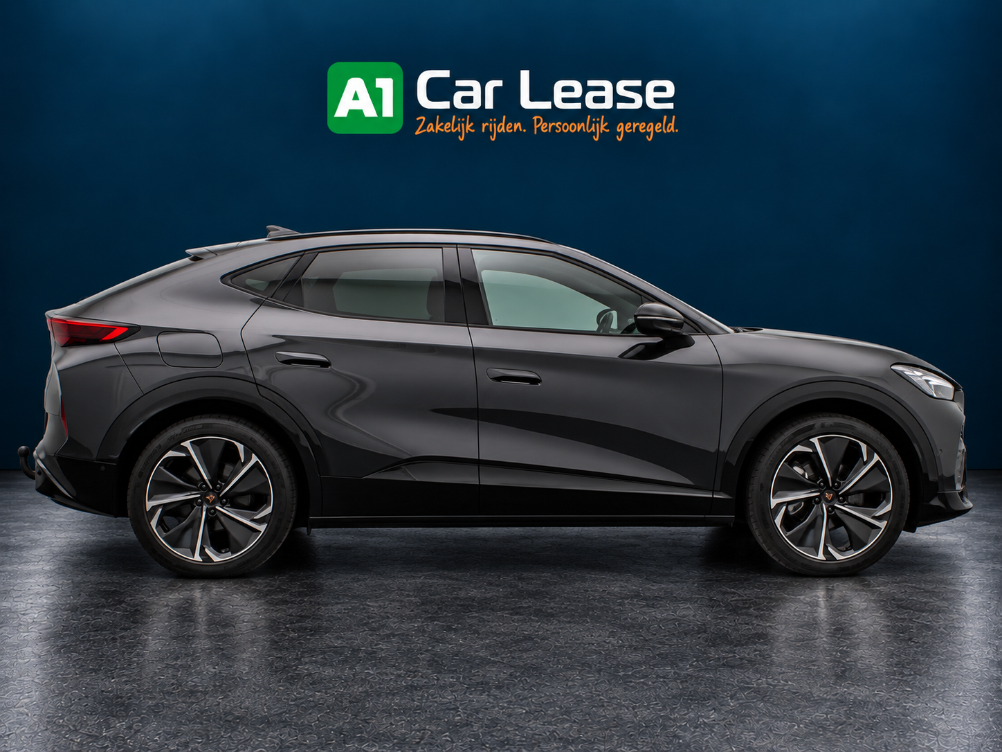 CUPRA Tavascan Business Basalt Grey, linksvoor in donkere A1-studio. Buitenbeelden digitaal bewerkt; rechterzijaanzicht is een gereconstrueerde impressie. Interieurbeelden uit de afzonderlijke Cars24-advertentie 56762528, gecontroleerd op 15 oktober 2026.