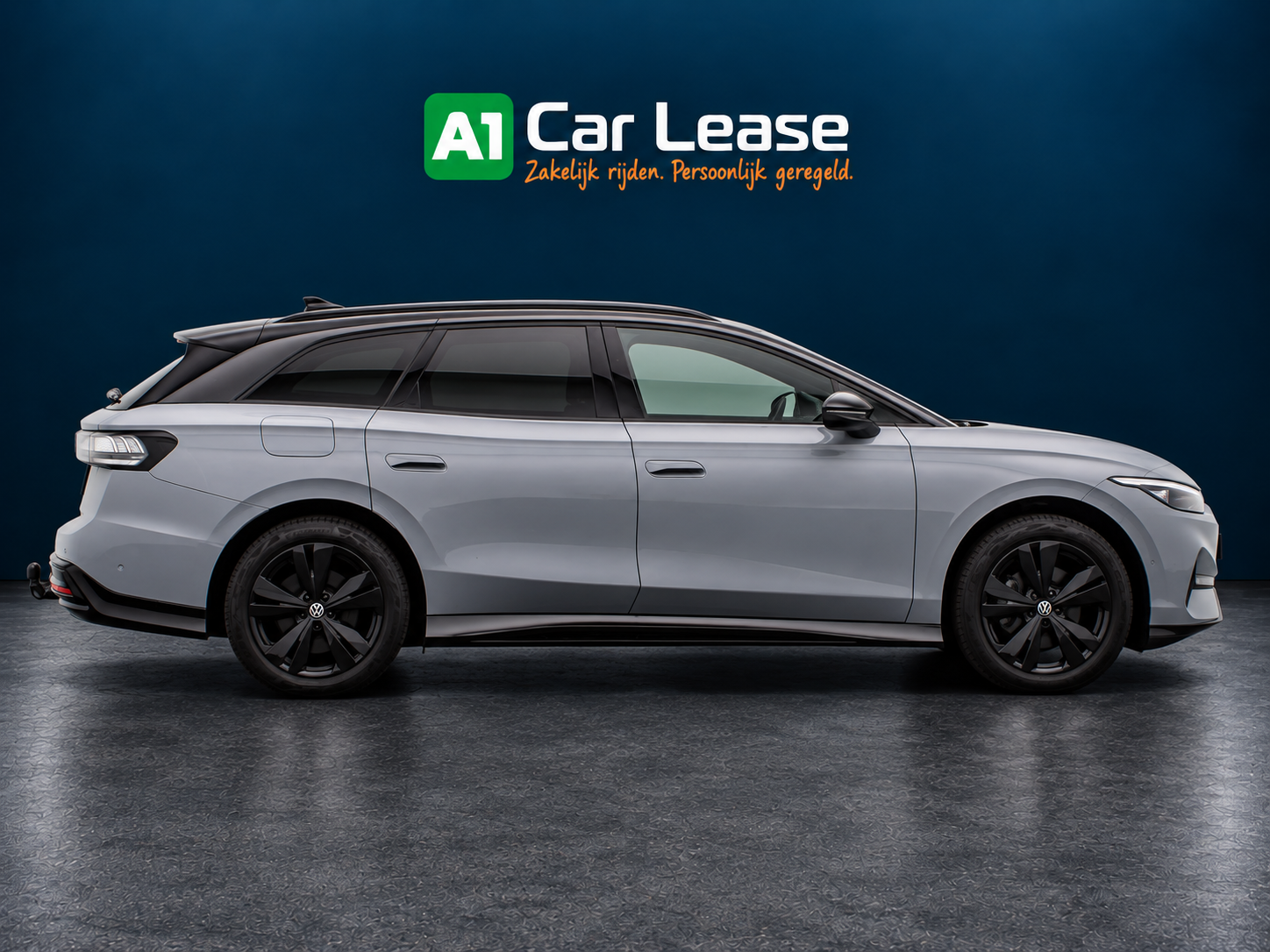 Volkswagen ID.7 Tourer Limited Edition Plus Moonstone Grey in A1-studio; buitenbeelden digitaal bewerkt, rechterzijaanzicht gereconstrueerde impressie. Interieur- en detailbeelden zijn originele voertuigfoto’s.