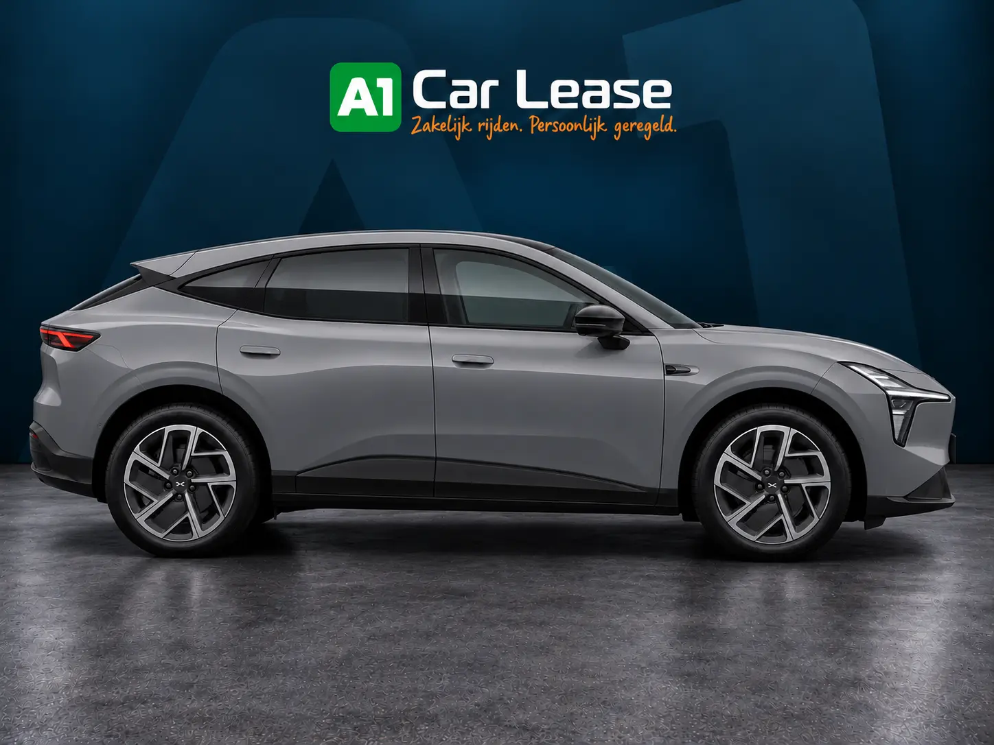 XPENG L03 RWD Long Range in Rock Gray metallic, linksvoor – digitale A1-studio-impressie