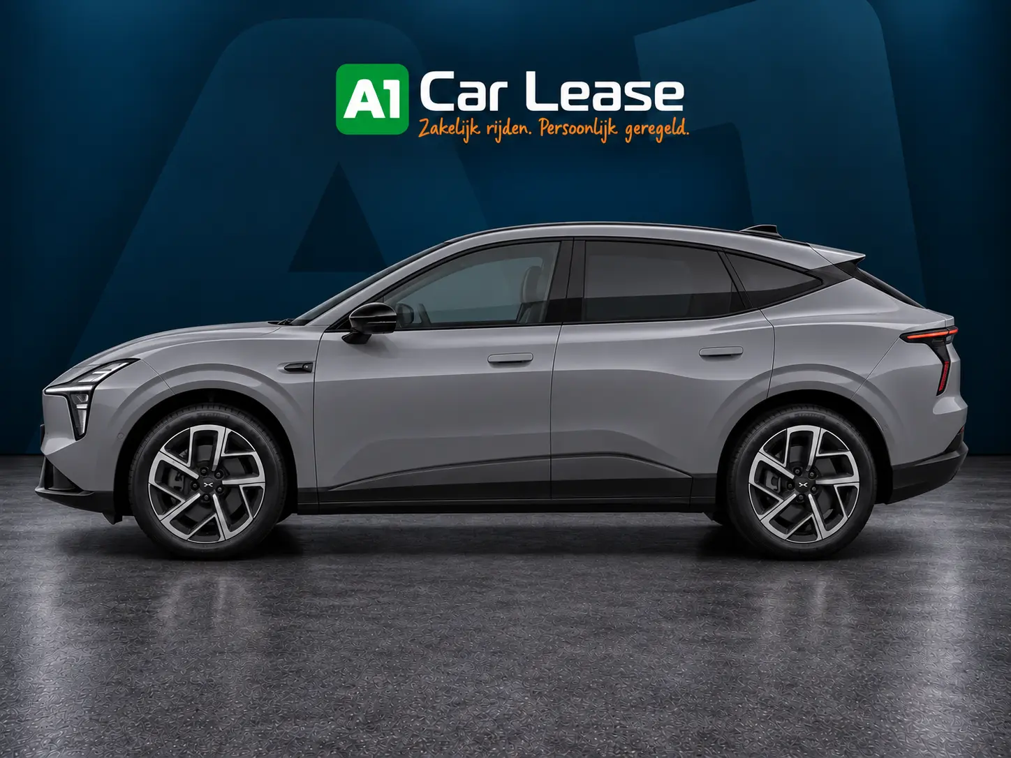 XPENG L03 RWD Long Range in Rock Gray metallic, linksvoor – digitale A1-studio-impressie