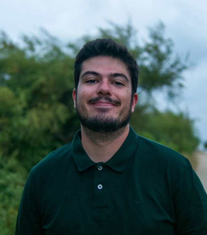 Portrait of Adrien Dumont, sports social media ads consultant in Bordeaux
