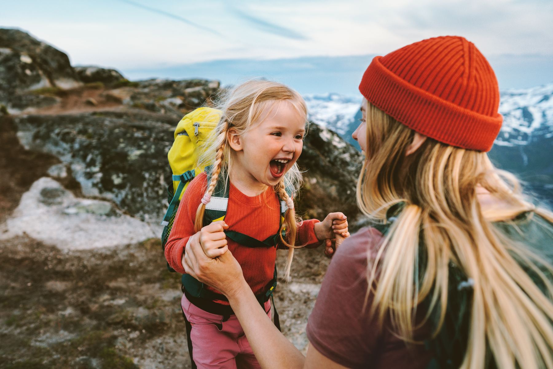 Mor og datter ler på fjelltur