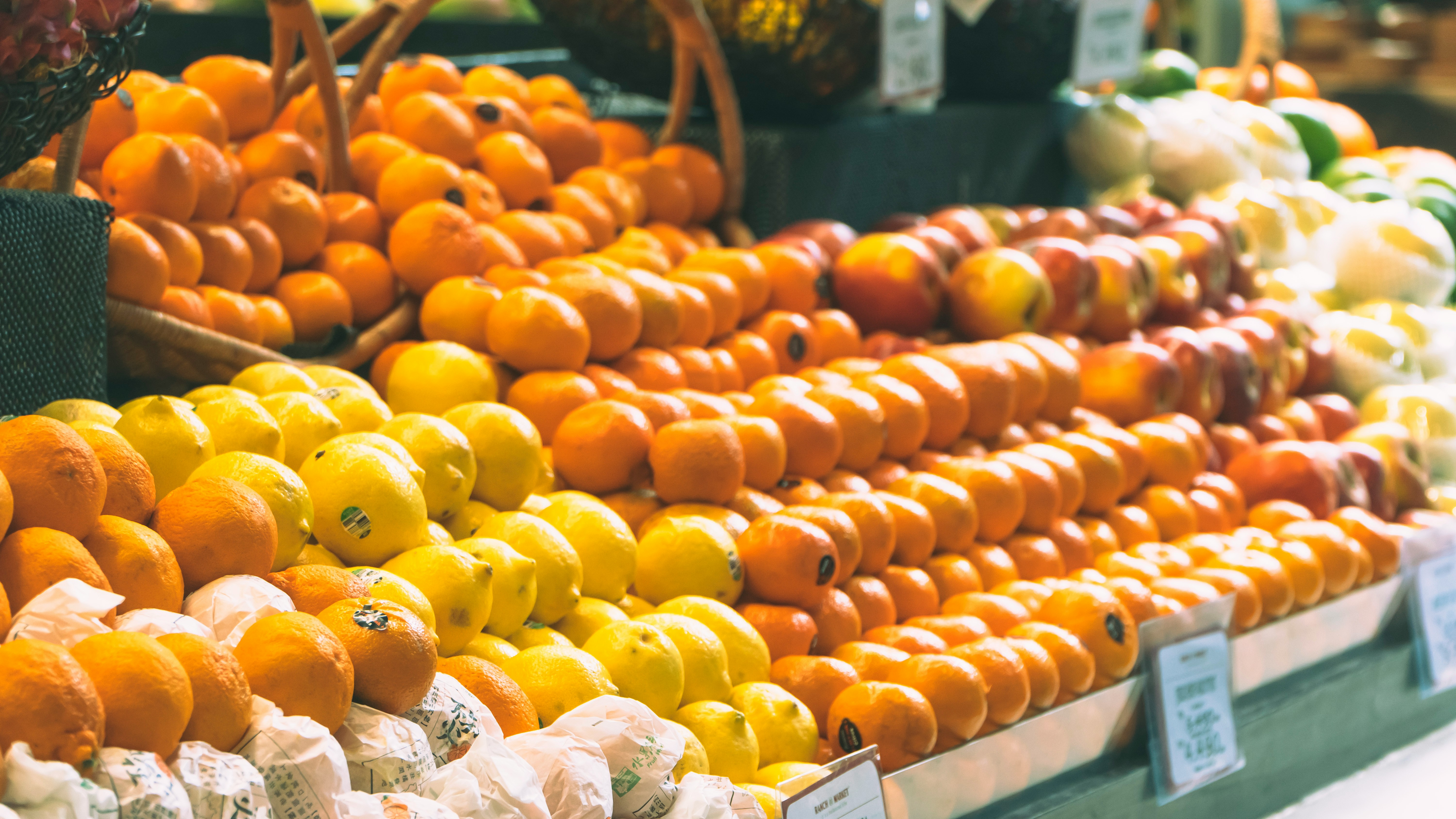 Étal d'agrumes et de fruits en magasin