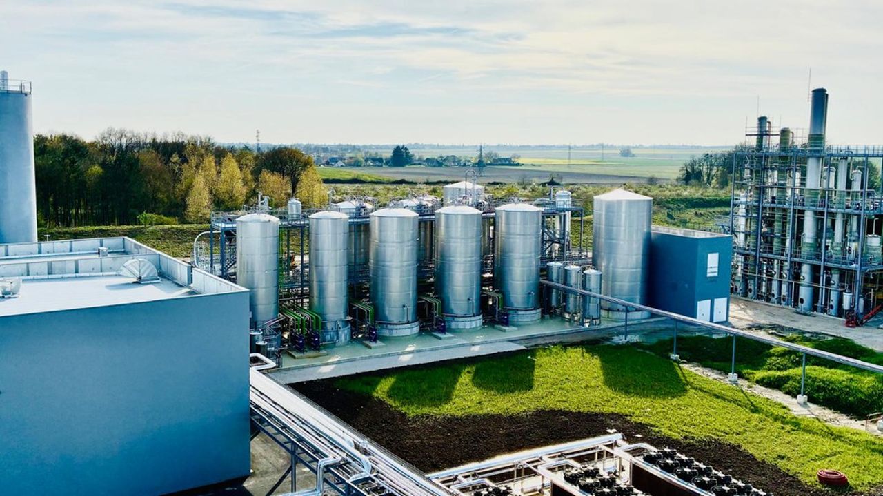 Usine agroalimentaire et cuves de stockage en inox