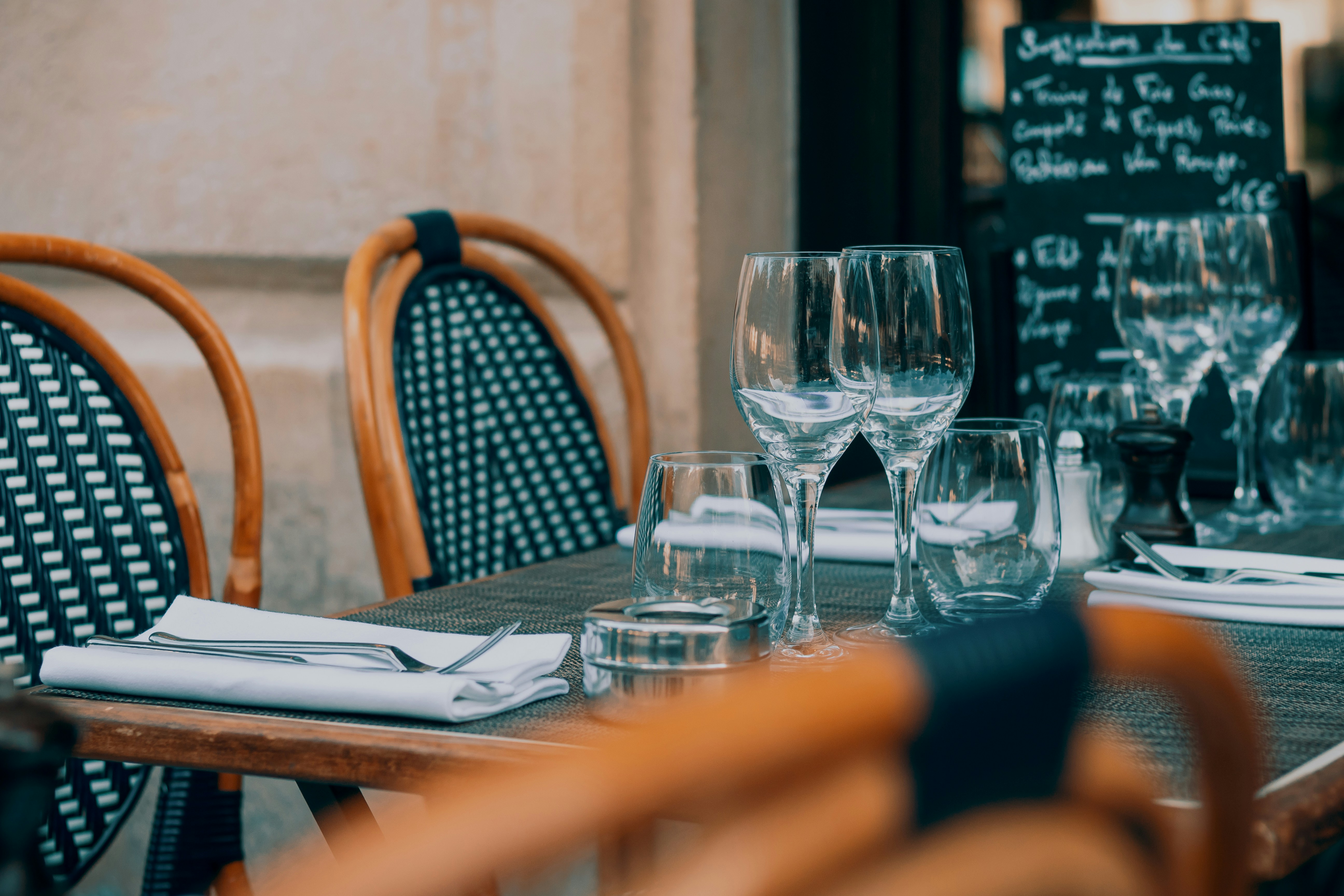 Terrasse de restaurant avec tables dressées