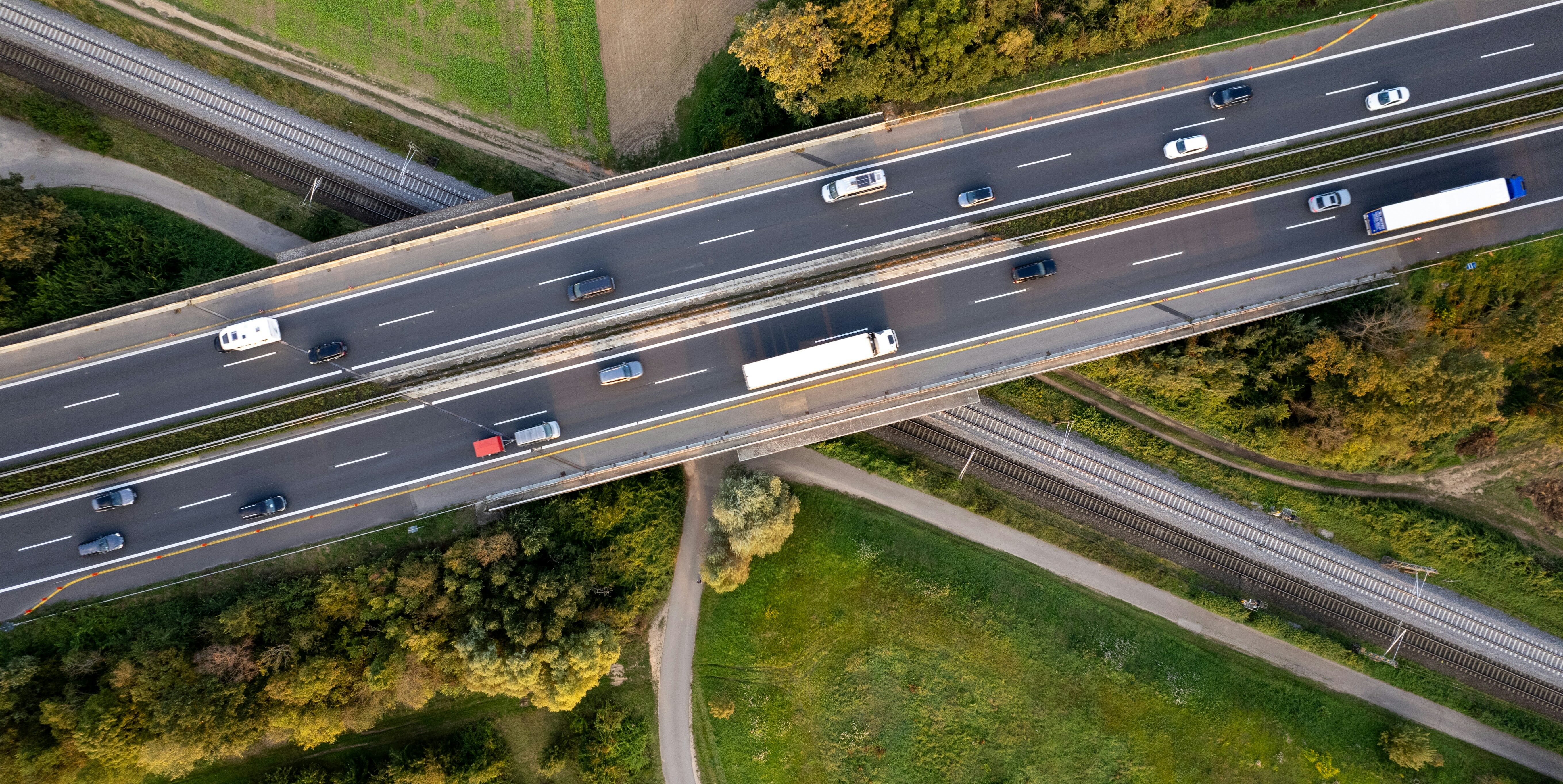 Vue aérienne d'une autoroute avec camions et voitures