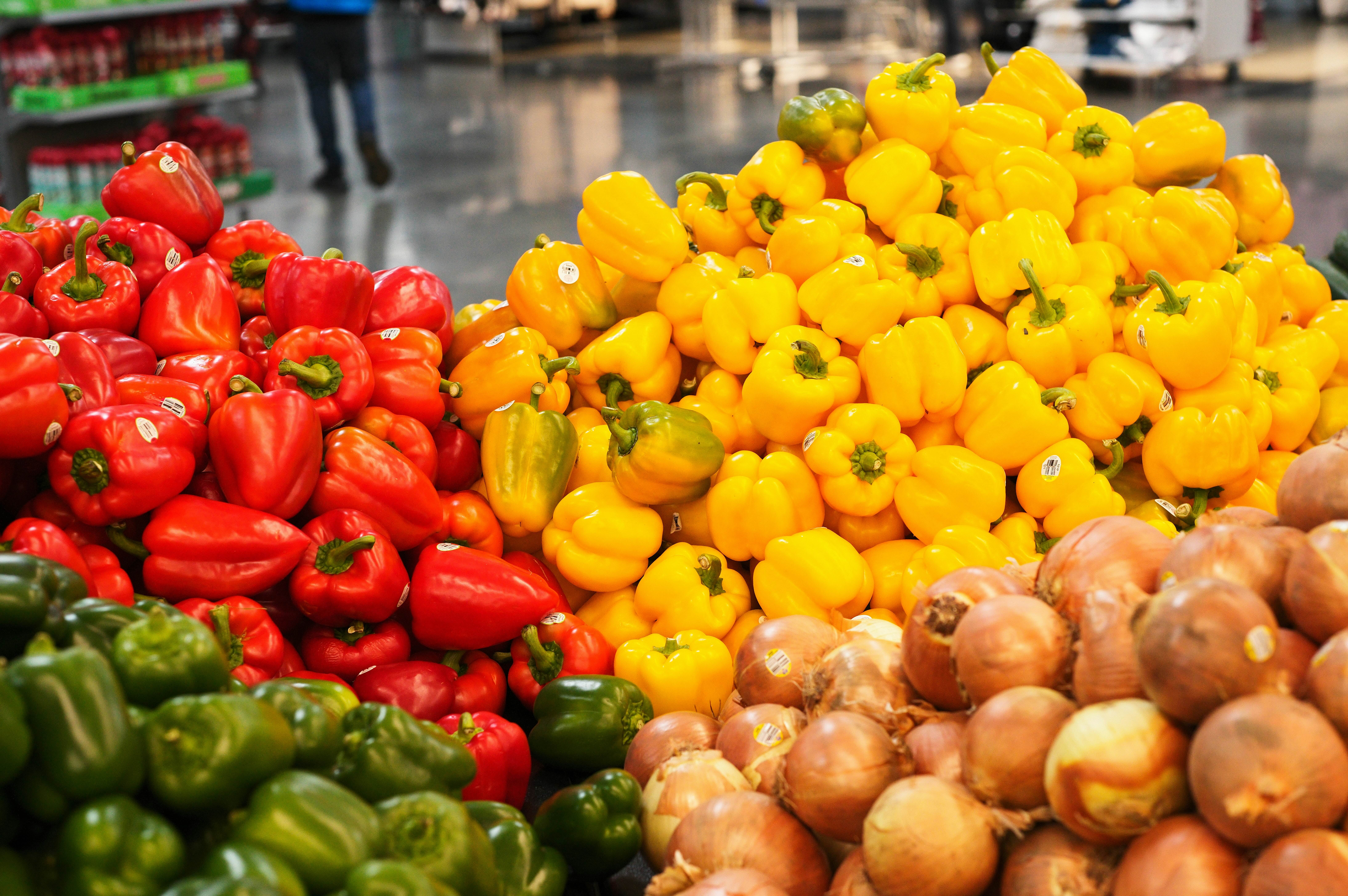 Poivrons et oignons en rayon de supermarché