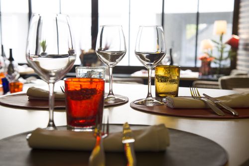 Salle de restaurant avec tables dressées