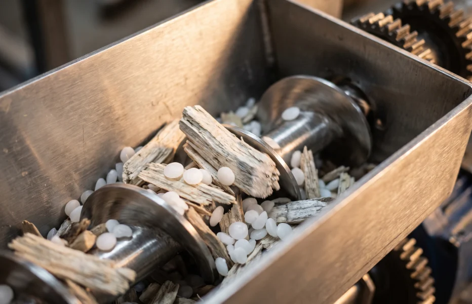 Wood chips and wax pellets in the bonding machine