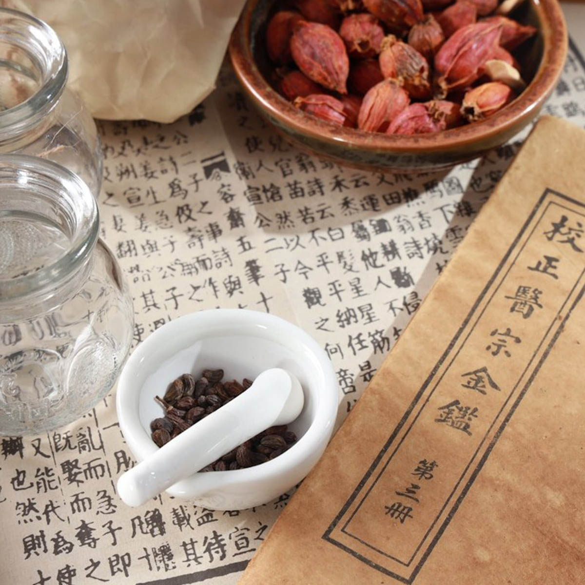 Various Chinese medicine tools and ingredients on a table.