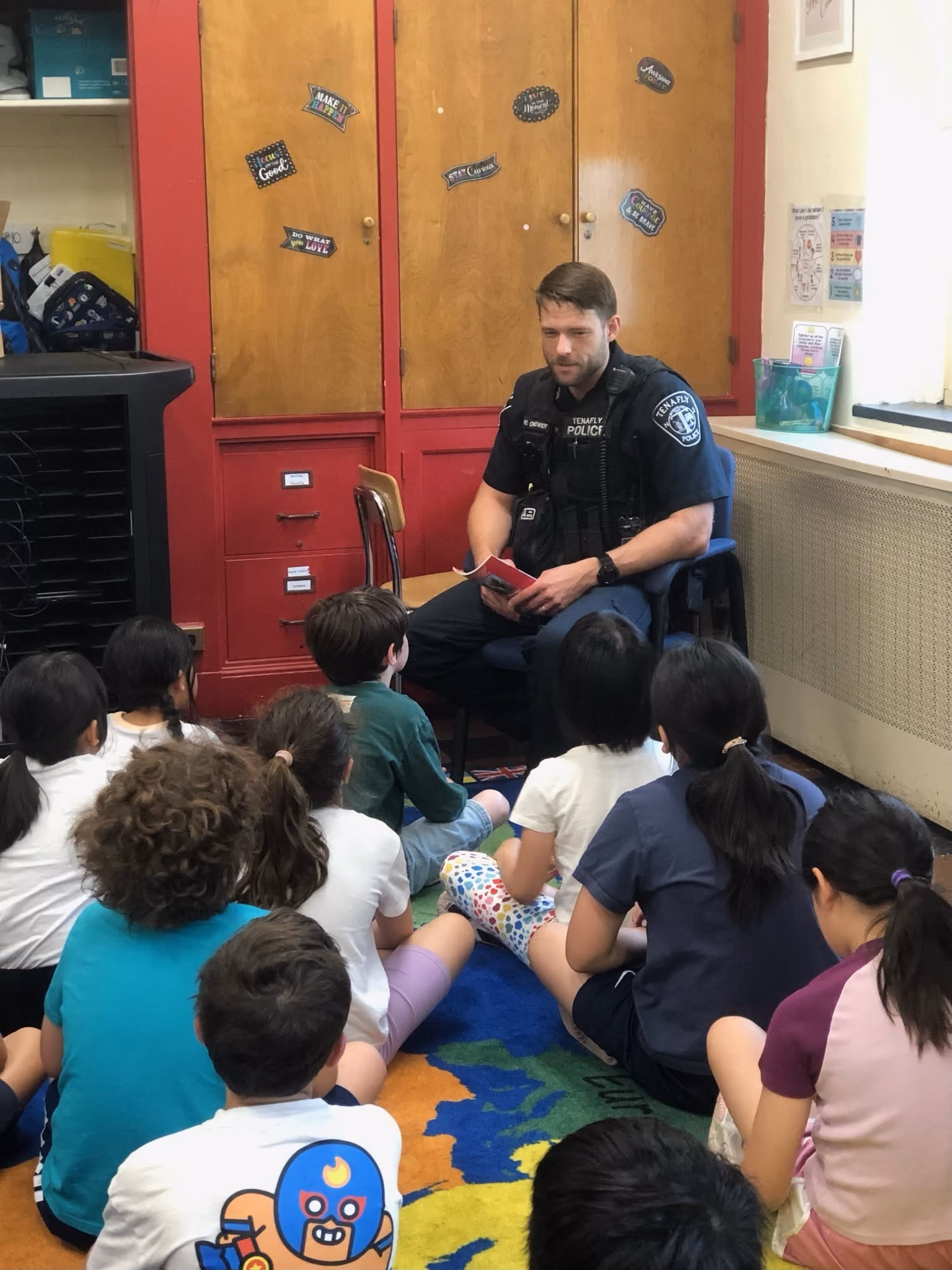 Tenafly PBA officer reading to kids