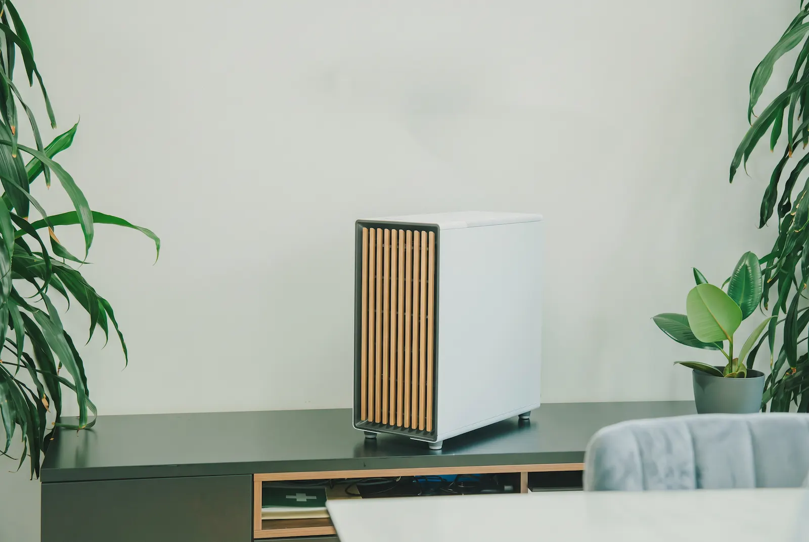 Helion Pro KI-Server mit Echtholzfront auf einem Sideboard im Büro