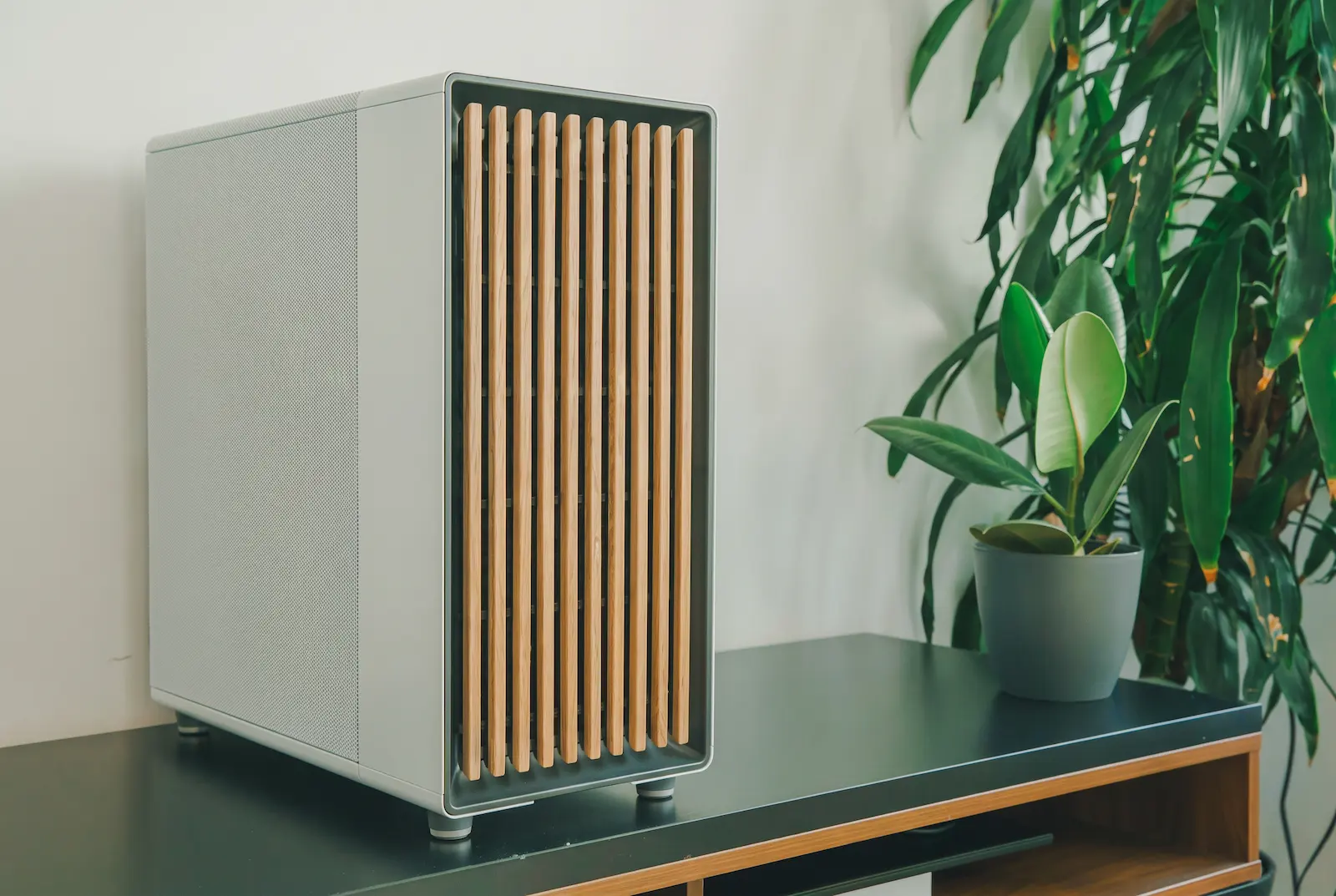 Helion Pro KI-Server mit Echtholzfront auf einem Sideboard im Büro