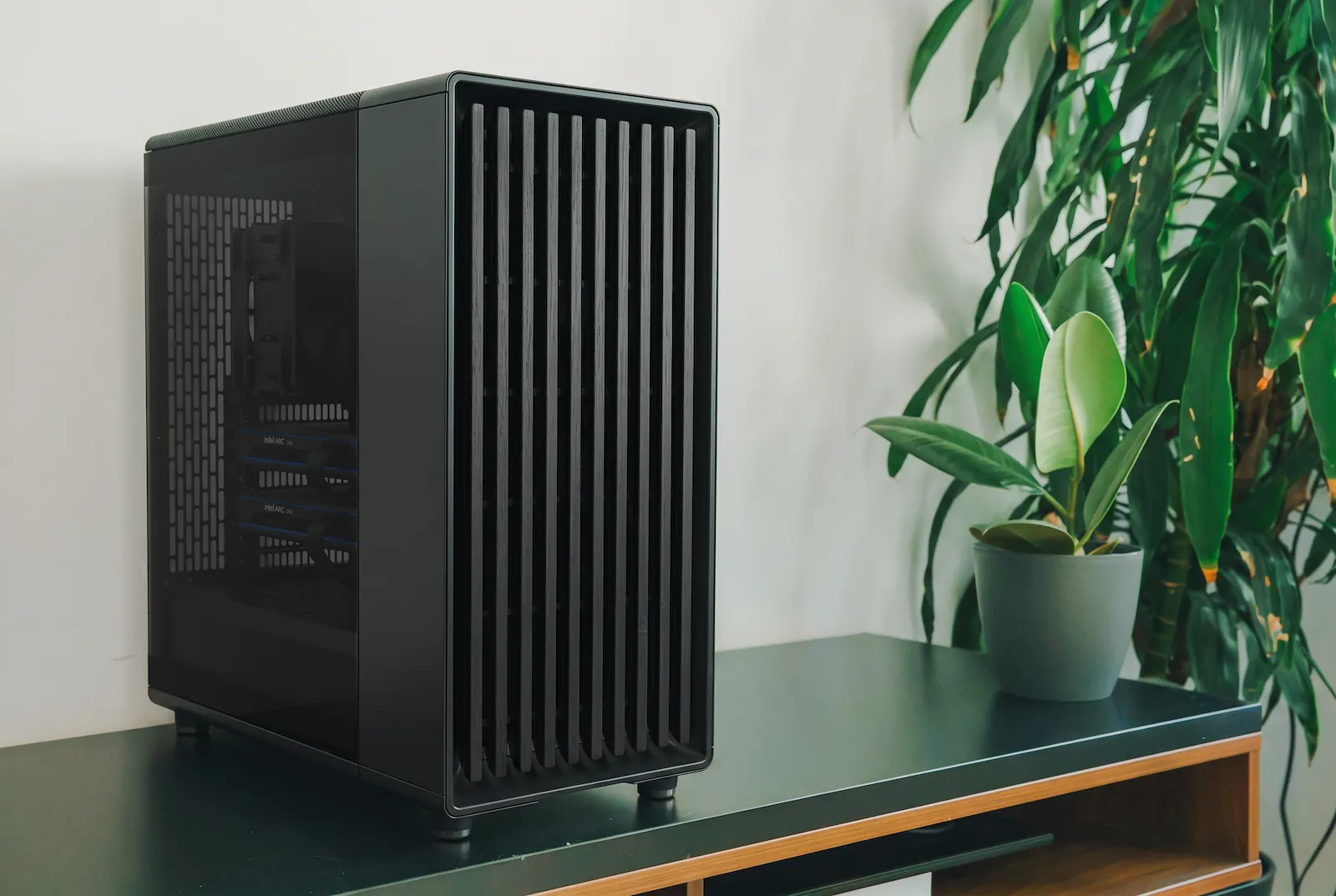 Helion Ultra KI-Server mit Glasseite auf einem Sideboard im Büro